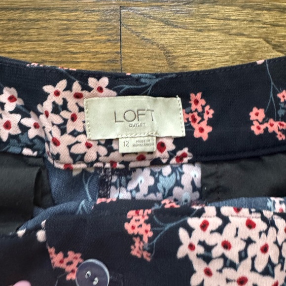 Loft blue floral wide leg cropped pants, size 12 - Picture 4 of 4